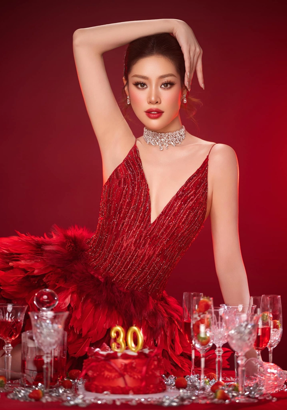 Nguyễn Trần Khánh Vân diện váy trắng quyến rũ