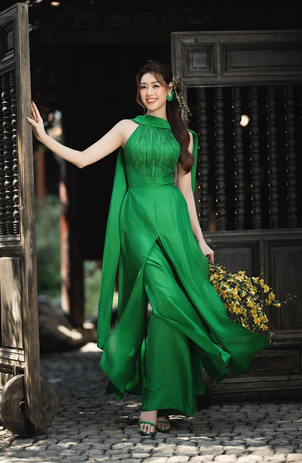 Nhan sắc hoa hậu Khanhs Vân gây thương nhớ