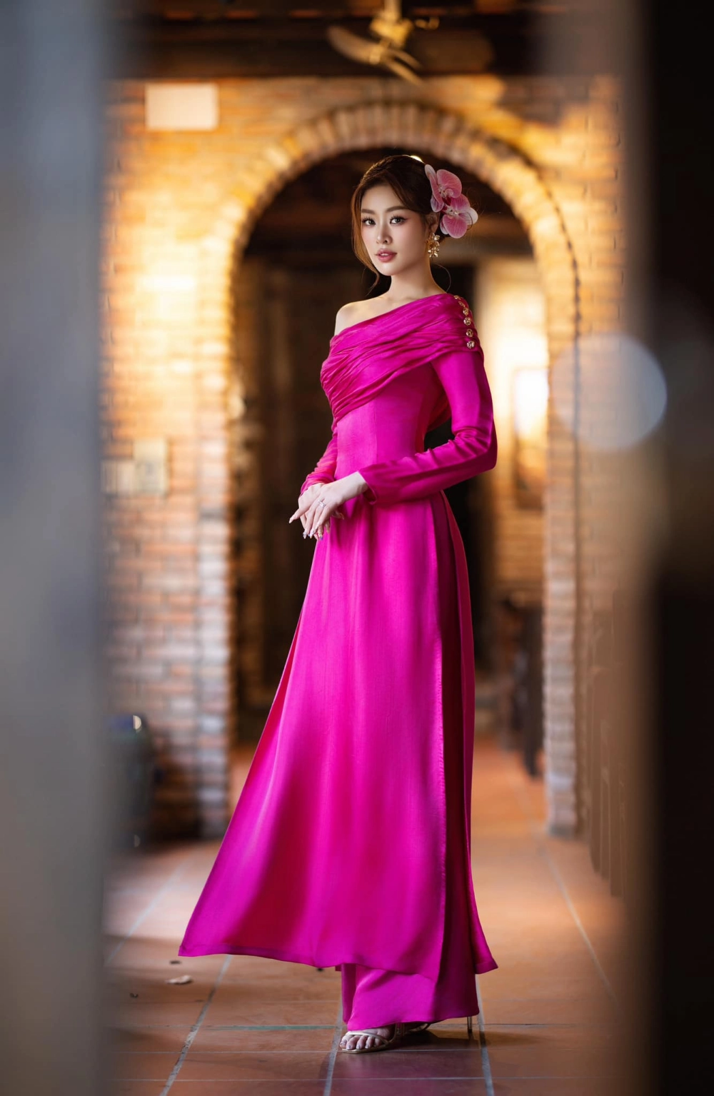 Khánh Vân mặc áo dài cực duyên dáng