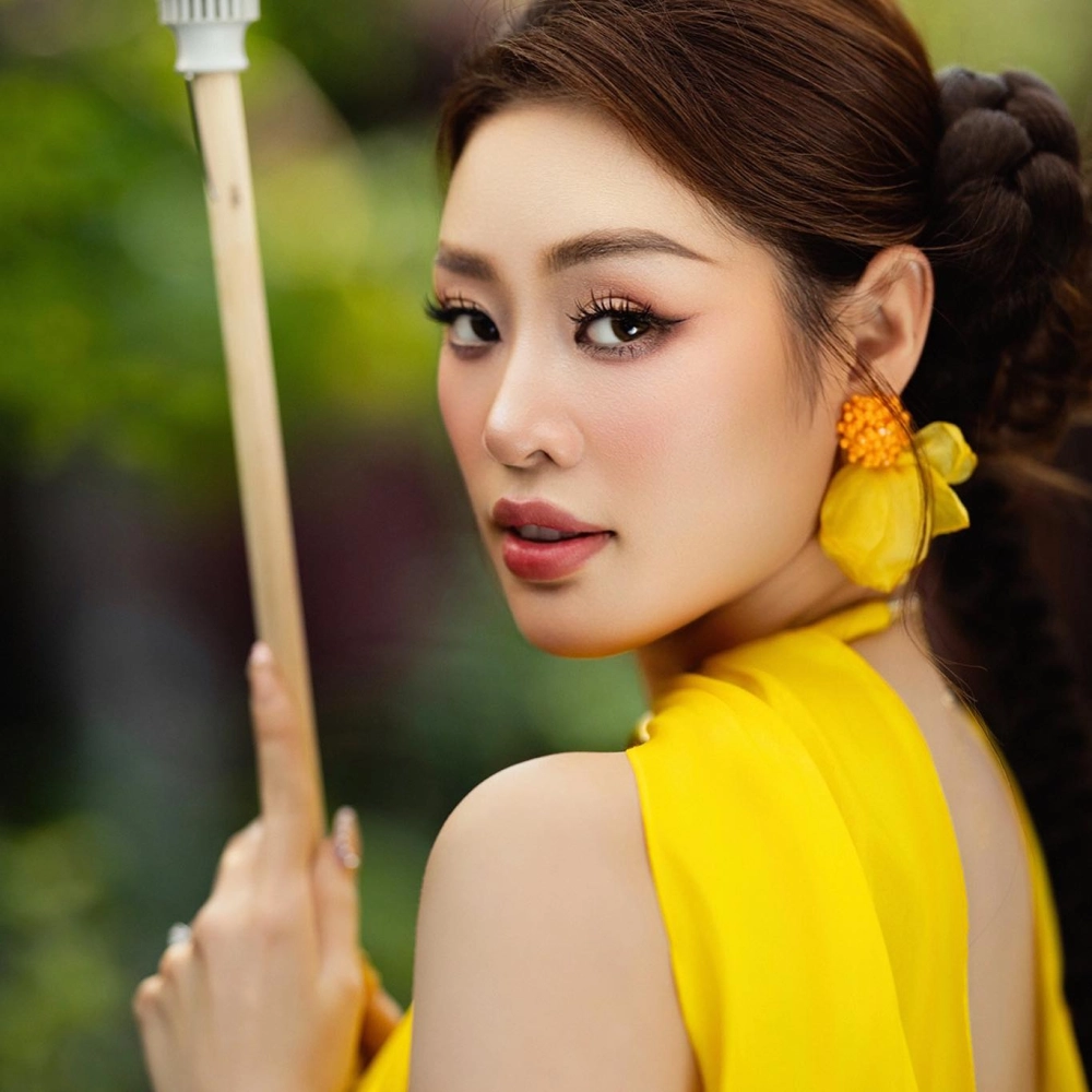 Thần thái hoa hậu Khánh Vân áo dài cuốn hút