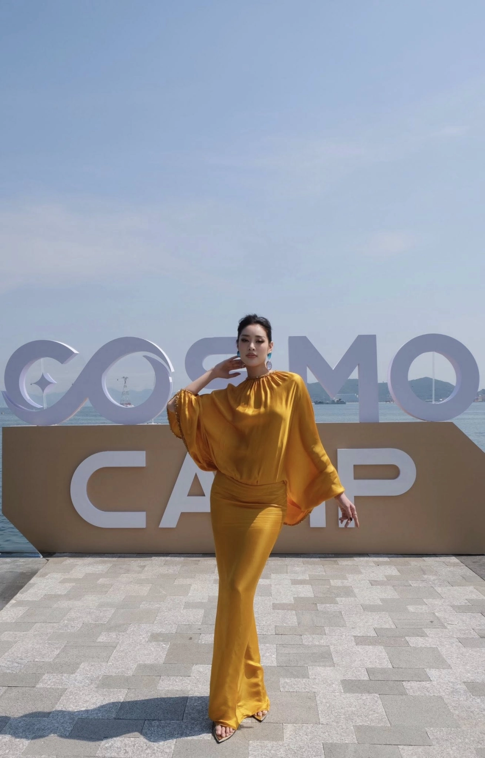 Màn Khánh Vân catwalk đầy khí chất