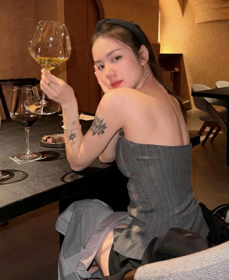 Xem lời bài hát Phương Ly Anh là ai cảm xúc