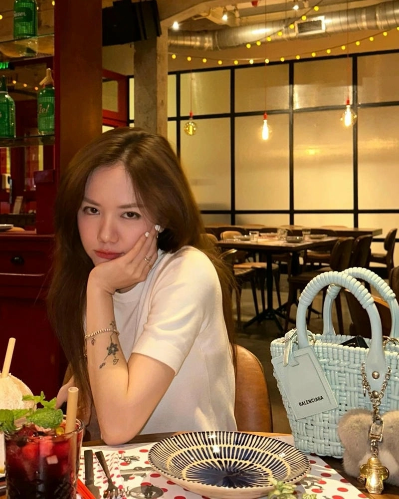 Cận cảnh nhan sắc Phương Ly ca sĩ quyến rũ