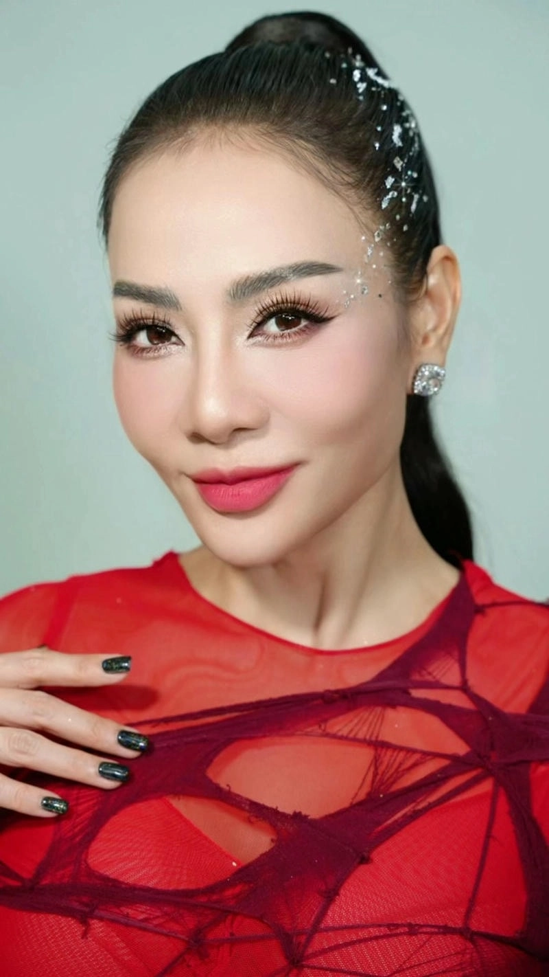 Thu Minh khoe sắc trong bộ váy lộng lẫy