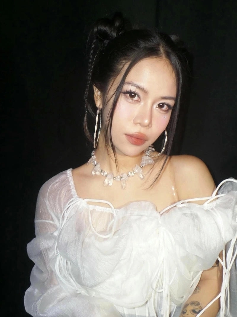 Tlinh gây ấn tượng với phong cách độc lạ