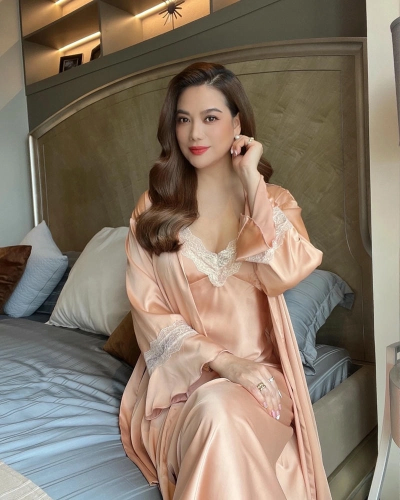 Trương Ngọc Ánh rạng rỡ trên thảm đỏ
