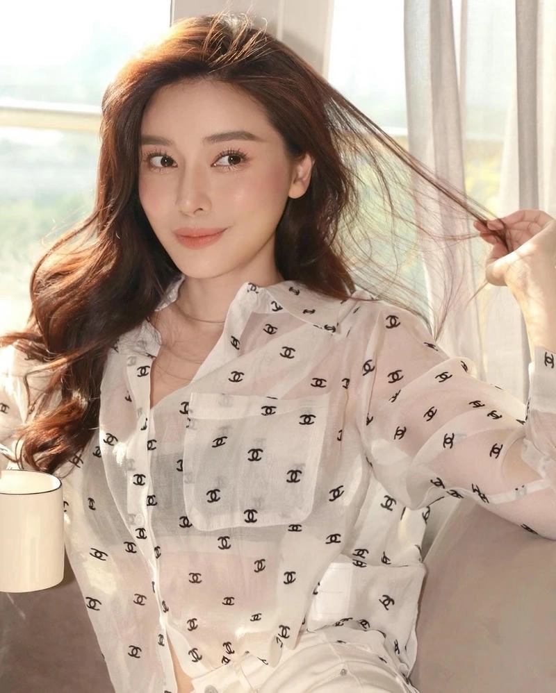 Theo dõi cuộc sống qua Cao Thái Hà Instagram