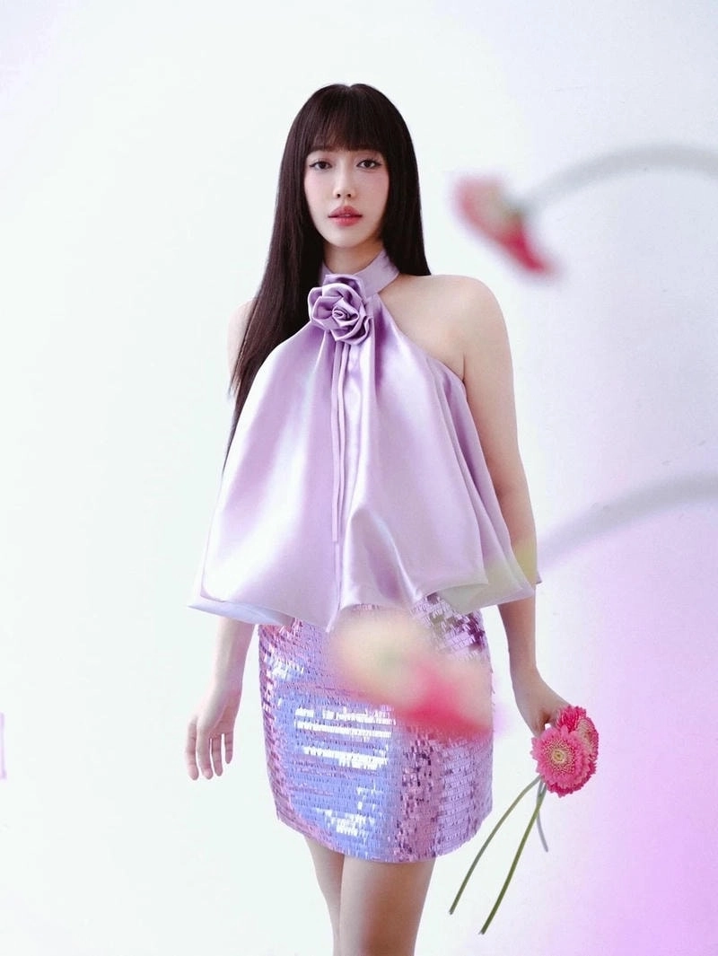 Lộ diện Diệu Nhi mặt mộc gây tranh cãi