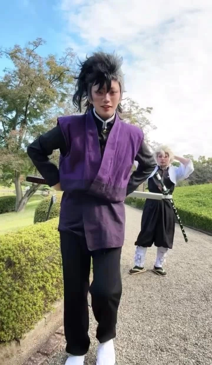 Hình ảnh Shinazugawa Genya cosplay đầy khí chất