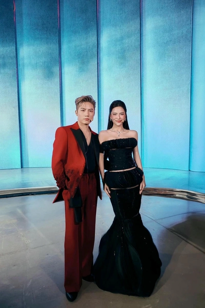 Hà Nhi khoe thần thái cuốn hút