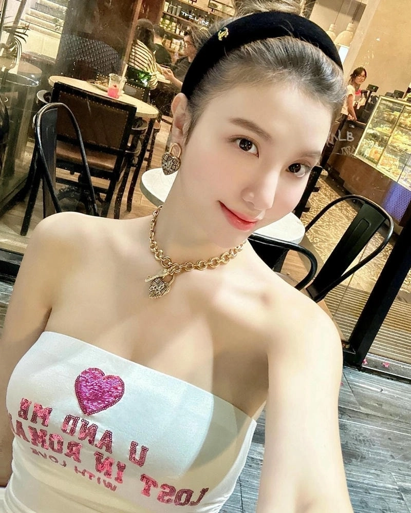 Hạnh Sino Khép mắt chờ ngày mai đầy tâm trạng sâu lắng