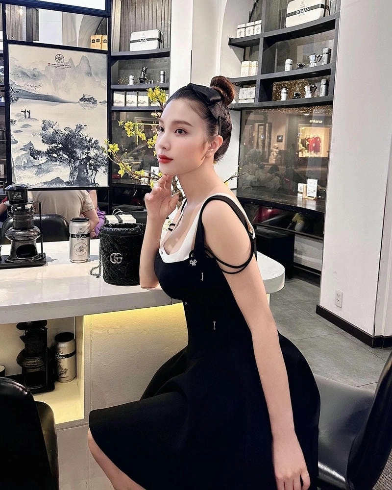 Hạnh Sino profile được cập nhật đầy đủ trên mạng