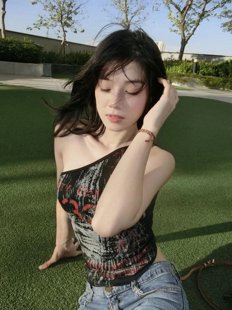 Hoàng Yến Chibi đồi hoa khiến fan mê mẩn