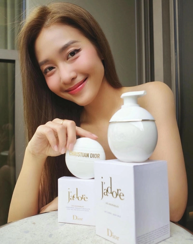 Dáng đẹp khỏe mạnh của Khả Ngân tập yoga