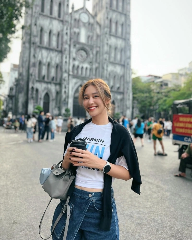 Thần thái nổi bật của Khả Ngân khi làm ca sĩ