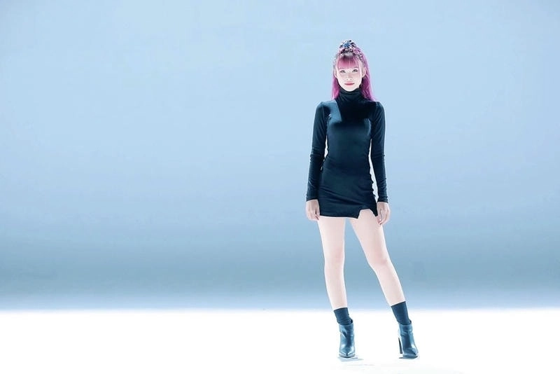 Sân khấu bùng nổ cùng Khởi My live