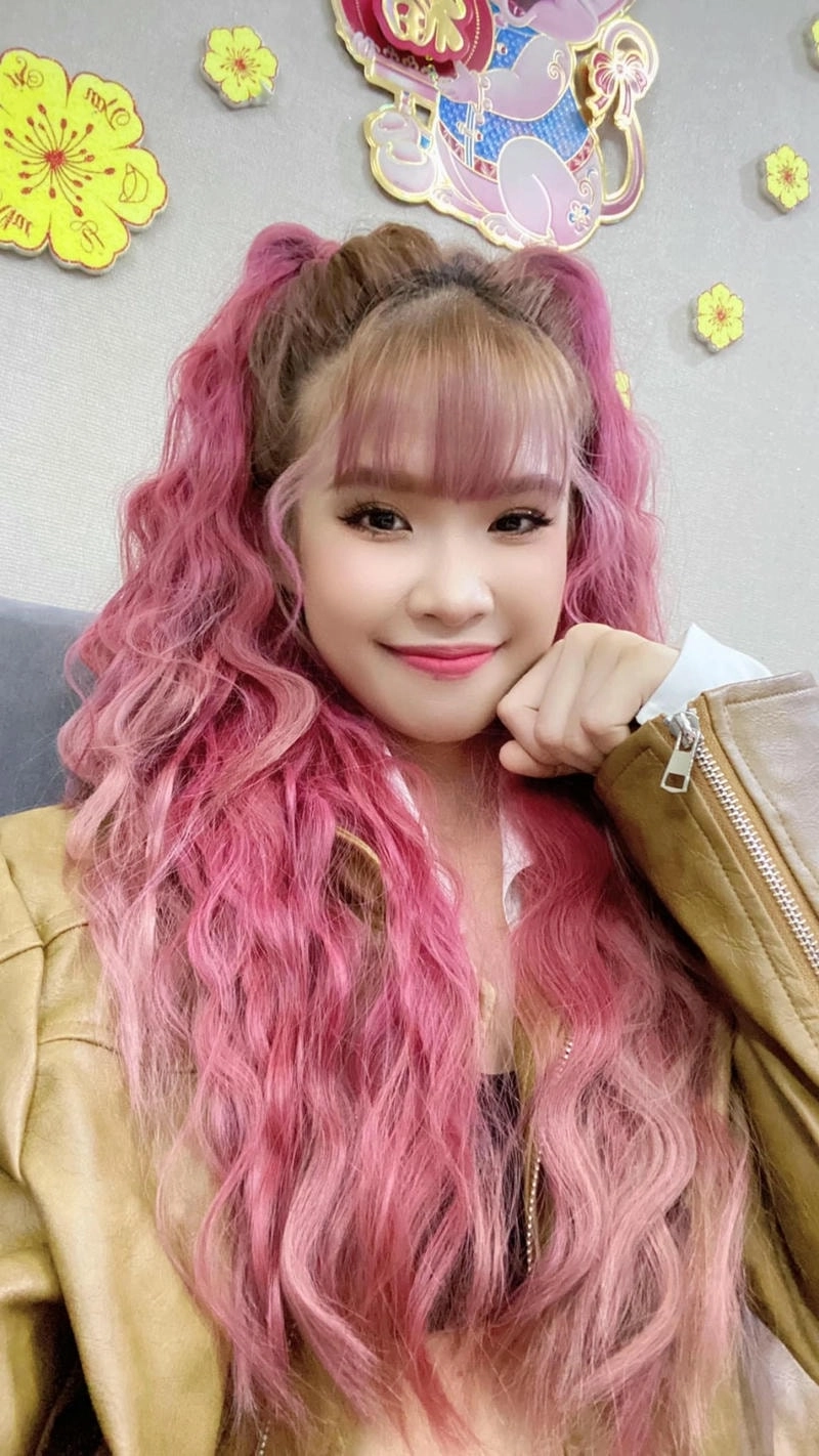 Tỏa sáng cùng Dễ thương Khởi My karaoke