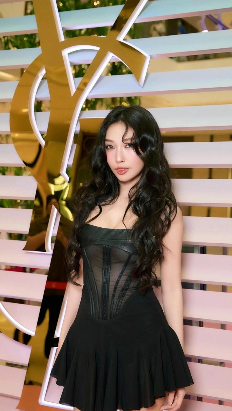 Khổng Tú Quỳnh với phong cách dịu dàng