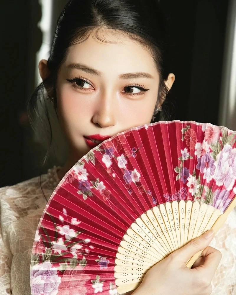 Chị đẹp đạp gió rẽ sóng Khổng Tú Quỳnh bùng nổ hình ảnh mới