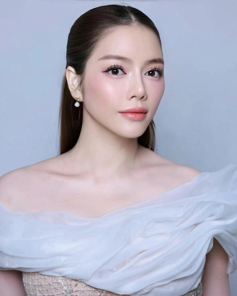 Nhan sắc gây sốt Lý Nhã Kỳ lúc trẻ