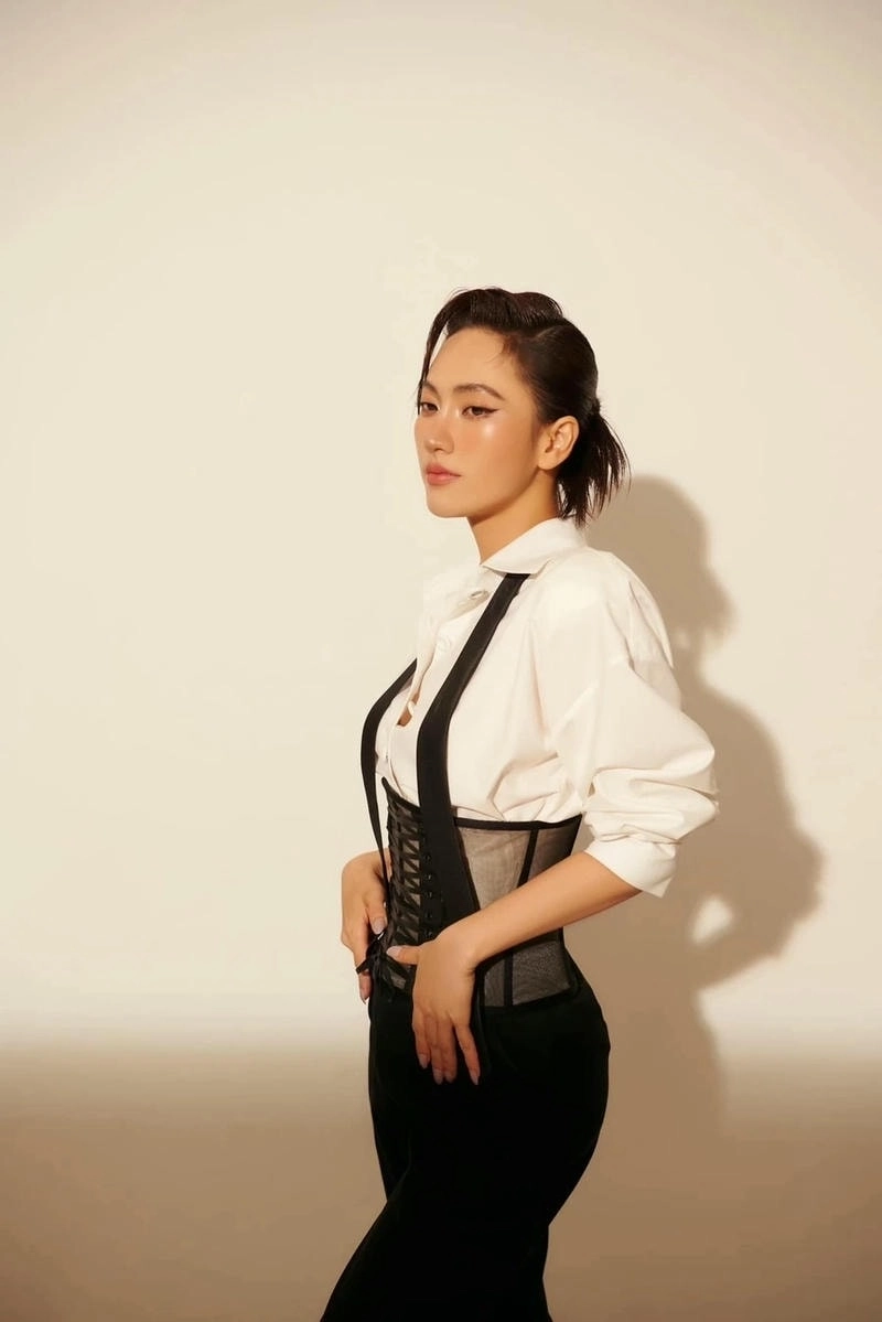 Phương Anh Đào trong MV Lối Nhỏ Đen