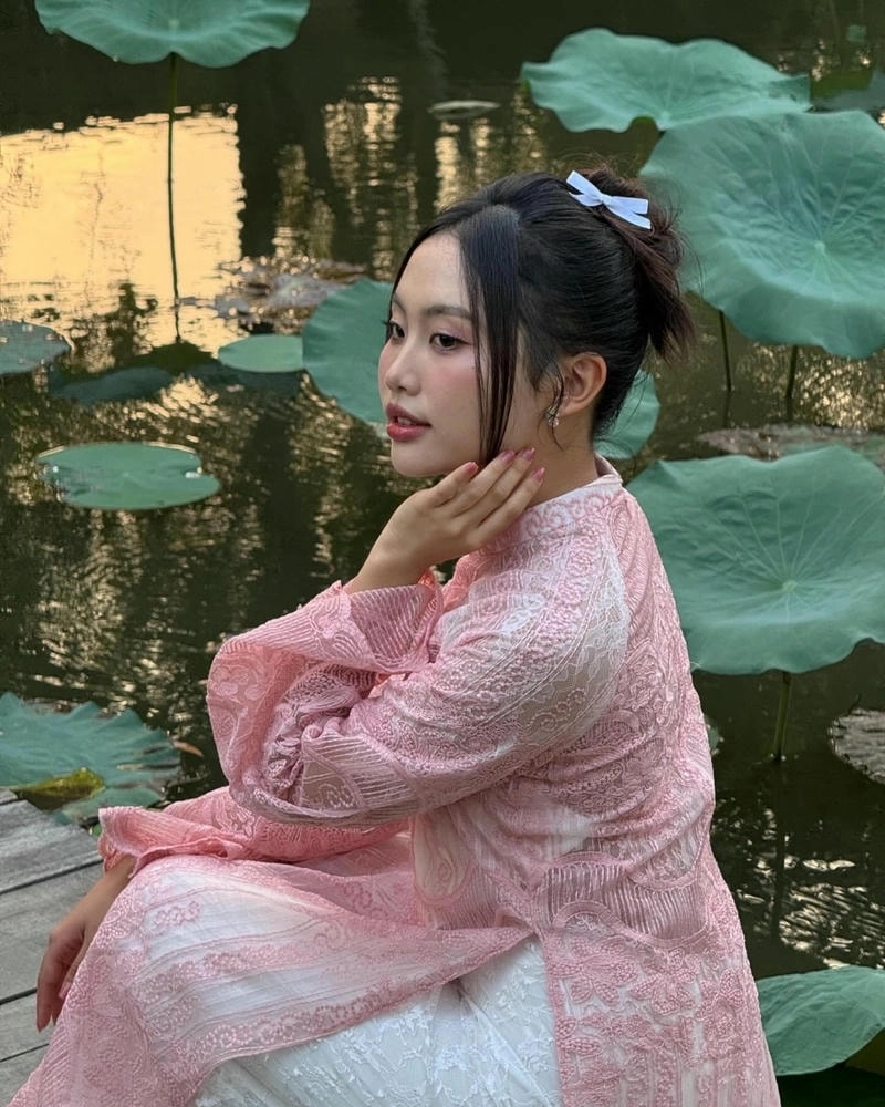 Phương Mỹ Chi ăn kem khiến fan thích thú