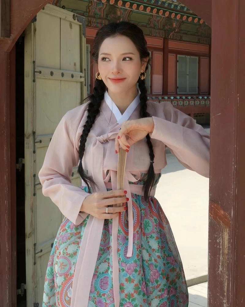 Phương Trinh Jolie livestream trò chuyện cùng fan