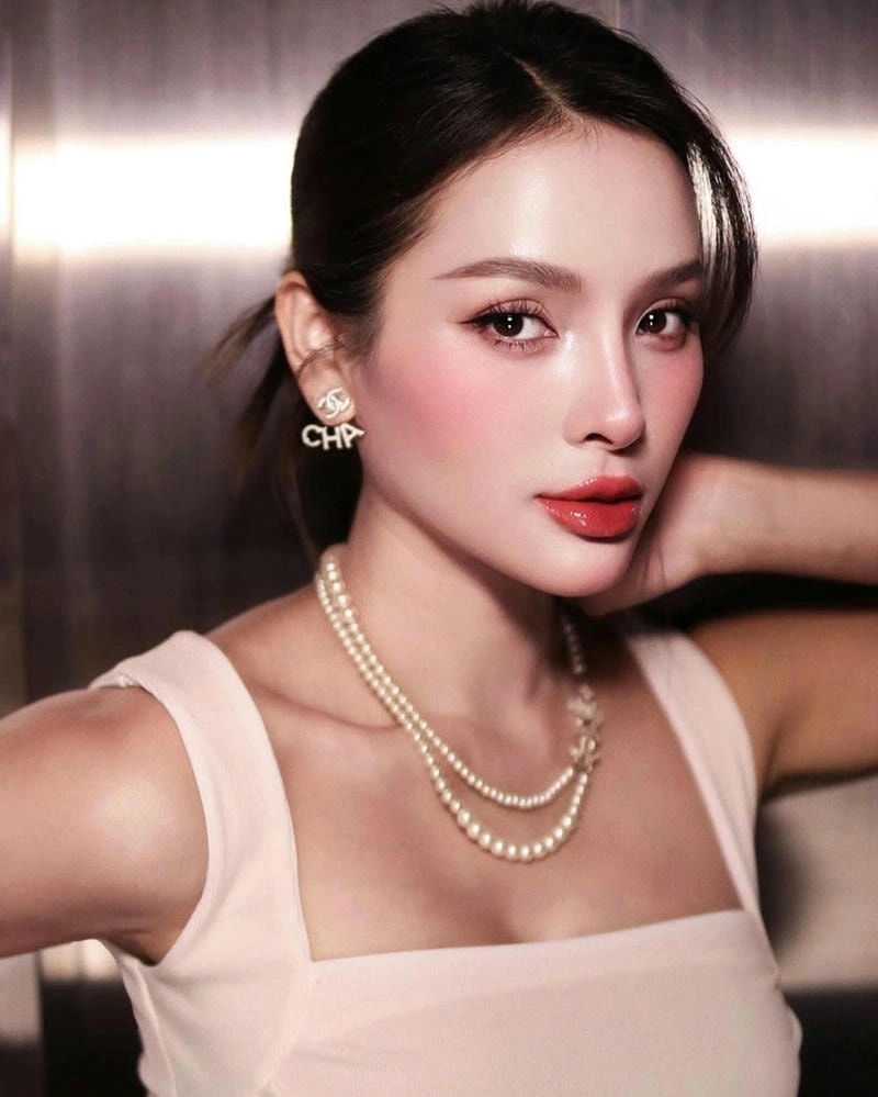 Phương Trinh Jolie sinh năm 1988 trẻ trung