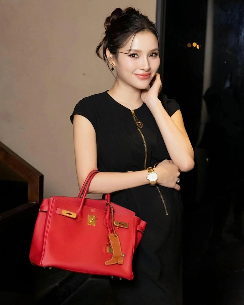 Phương Trinh Jolie mặc áo dài dịu dàng thu hút mọi ánh nhìn