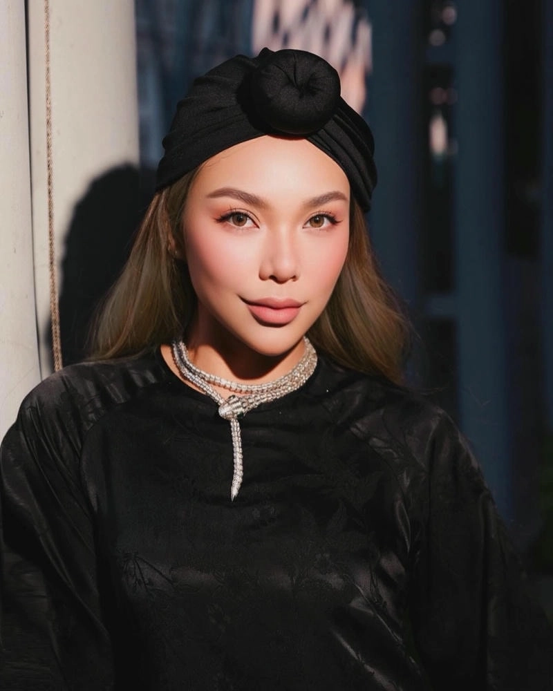 Diễn biến vụ việc Trà Ngọc Hằng cấm xuất cảnh