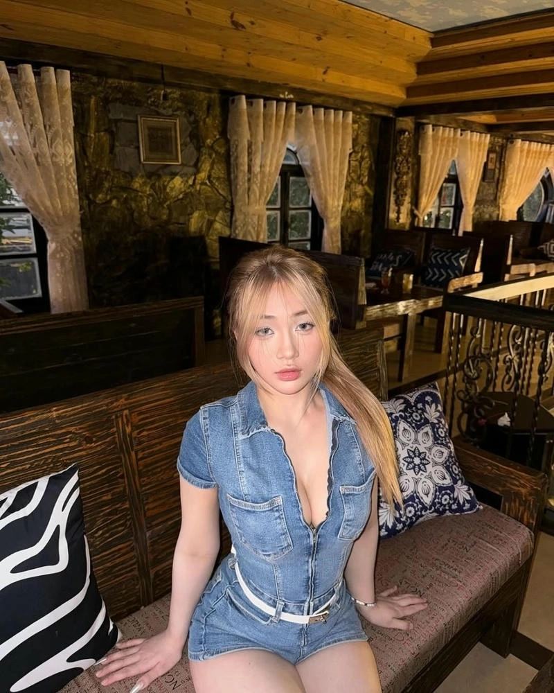 Cư dân mạng hỏi Trần Hà Linh bao nhiêu tuổi