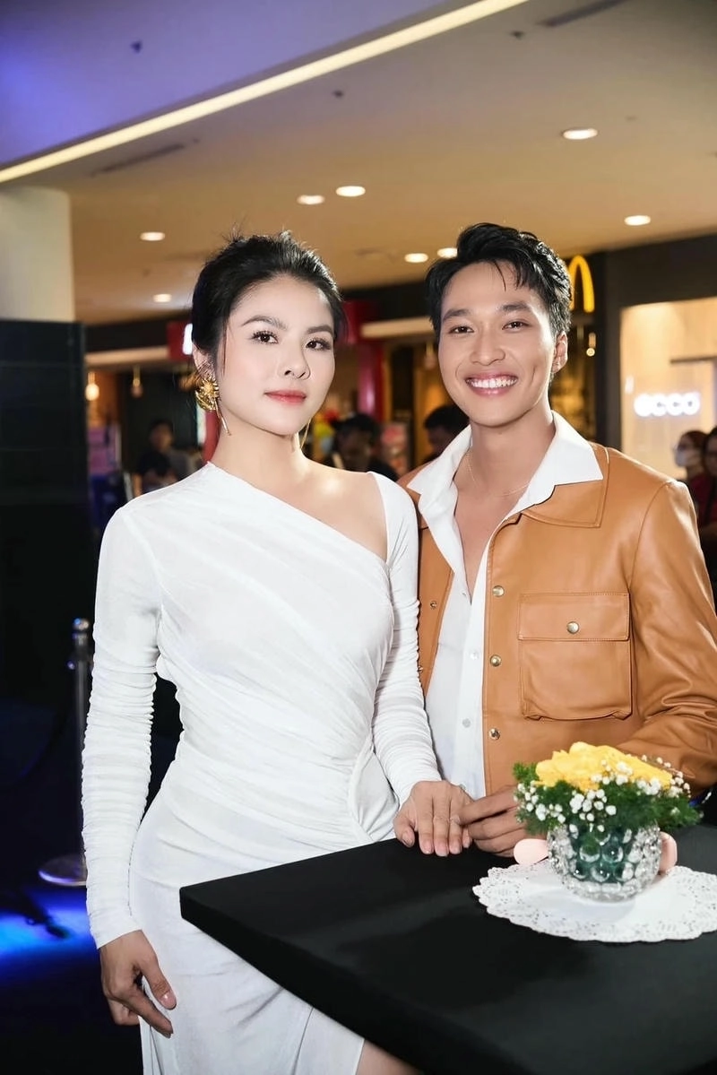 Bạn đoán đúng không Vân Trang cao bao nhiêu