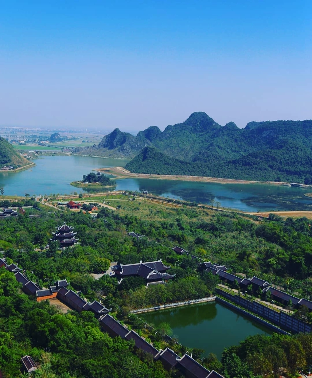 Du khách đổ về ngắm hình ảnh về Chùa Bái Đính