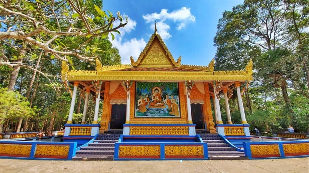 Chùa Dơi là một trong những ngôi chùa nổi tiếng và độc đáo nhất của Cần Thơ