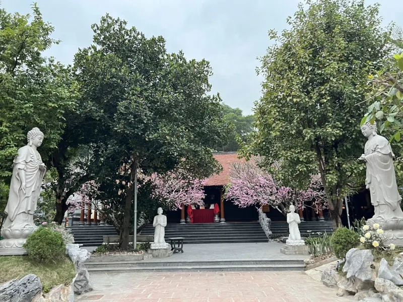 Chùa Hàm Long thu hút khách bởi kiến trúc cổ kính