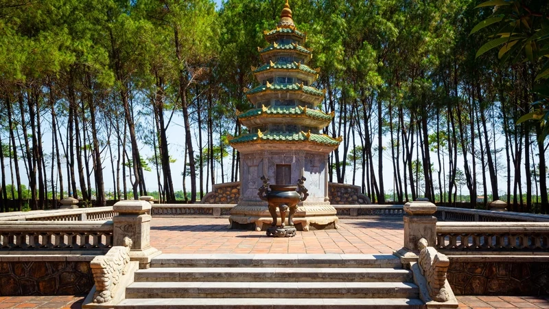 Chùa Thiên Mụ đẹp trầm mặc qua từng góc nhìn