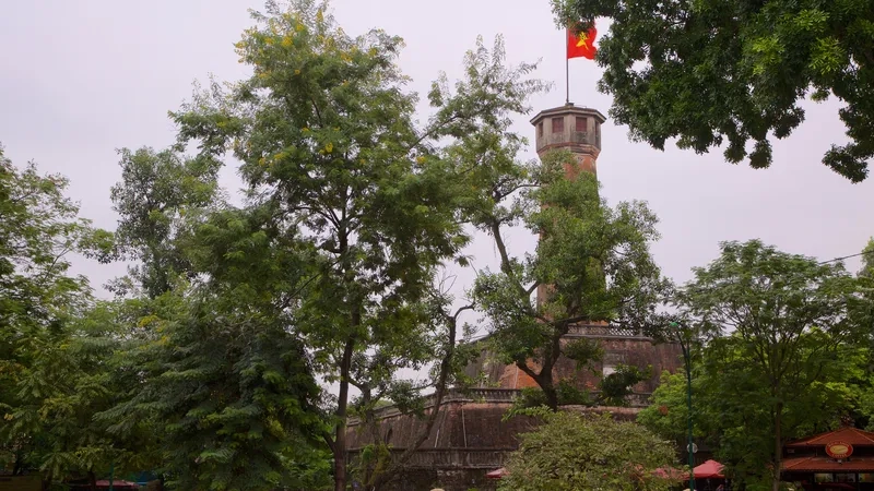 Cột cờ Hà Nội thu hút du khách bốn phương