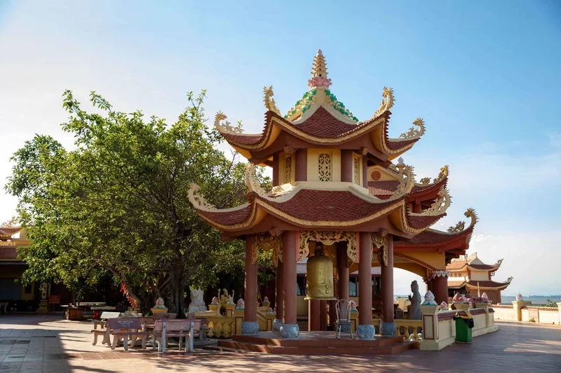 Hành trình tìm về lịch sử ở Đền Bà Đế