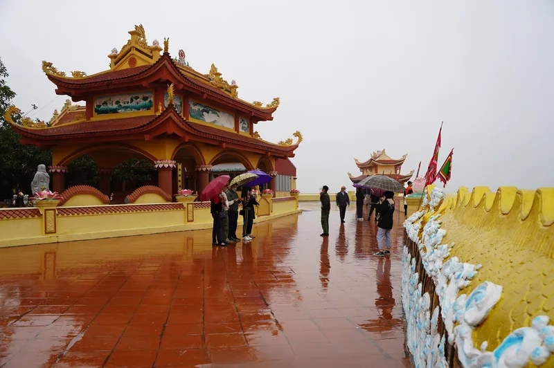 Đền Bà Đế nổi bật với kiến trúc cổ kính