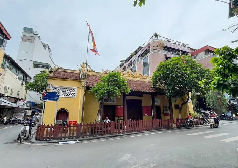 Khám phá vẻ đẹp cổ kính của Đền Bạch Mã