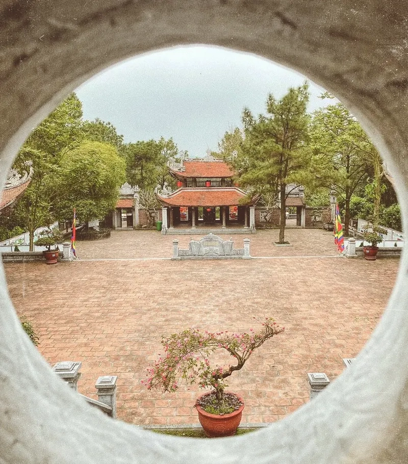 Đền Chu Văn An mang vẻ đẹp cổ kính yên bình