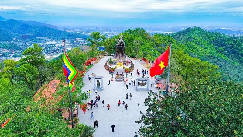 Không khí lễ hội tưng bừng tại Đền Gióng