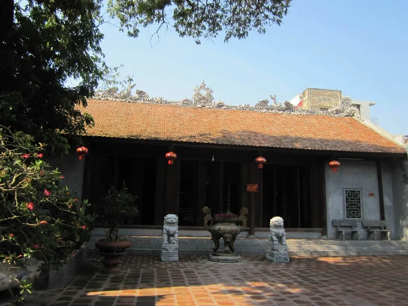 Màu rêu phong phủ kín mái ngói Đền Nghè