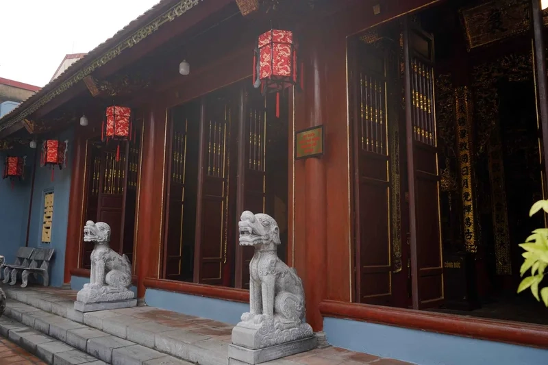 Nét chạm trổ tinh xảo thu hút khách đến Đền Nghè