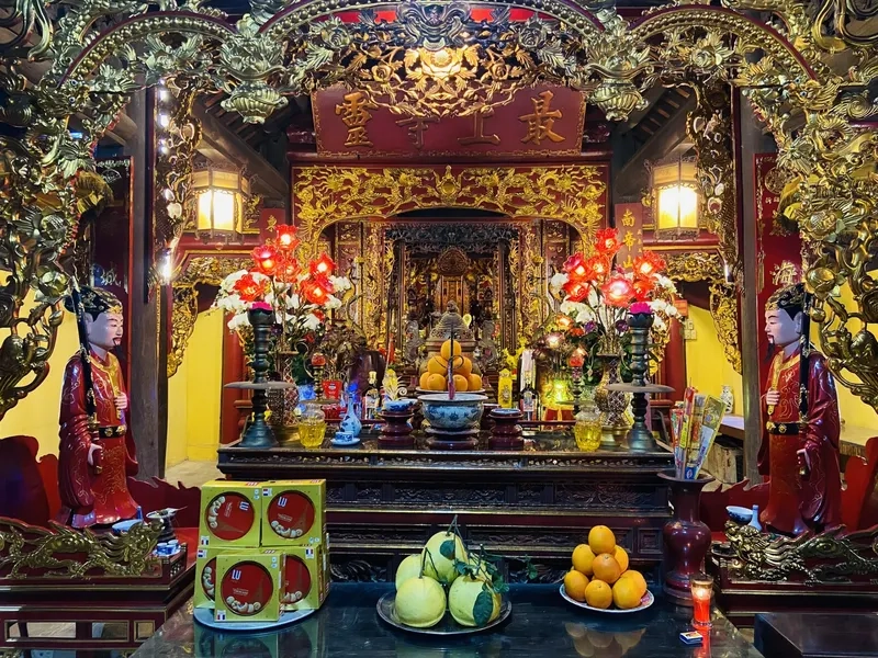 Không khí linh thiêng tại Đền Ngô Quyền