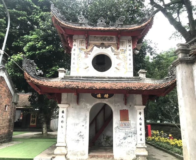 Vẻ đẹp yên bình của Đền Và hút hồn du khách