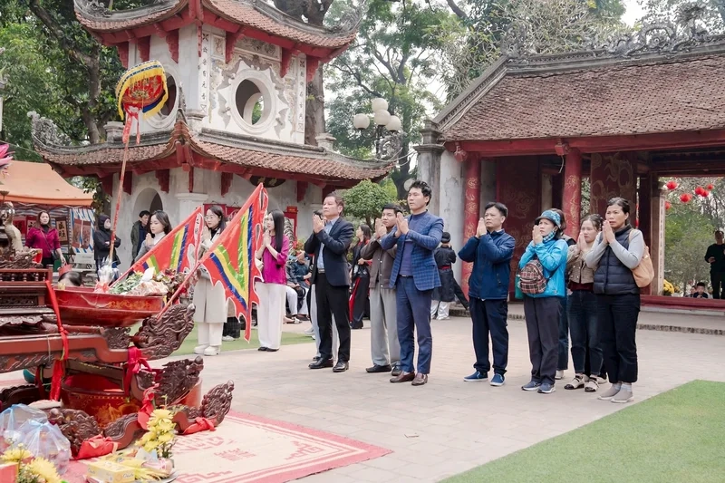 Đền Và là điểm hẹn của du khách bốn phương