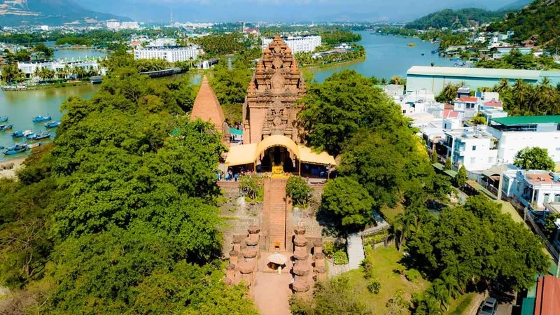 Tháp Bà Ponagar điểm nhấn du lịch Nha Trang