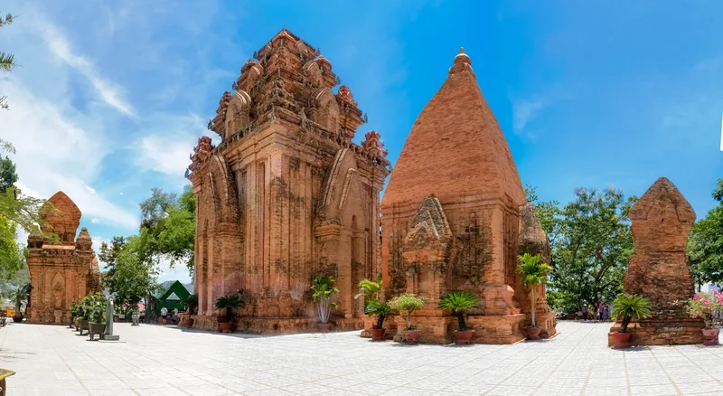 Tháp Bà Ponagar đẹp hút hồn du khách thập phương
