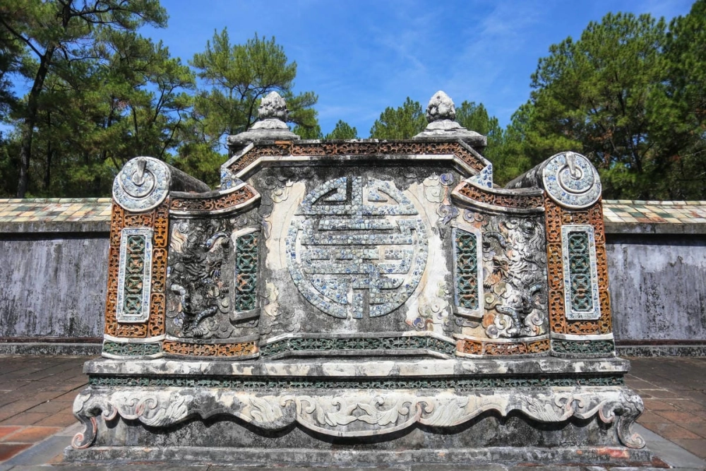 Hoàng hôn buông xuống trên khu lăng tẩm cổ kính của cố đô Huế.